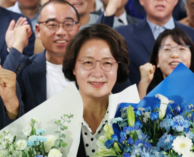 추미애 더불어민주당 경기도지사 후보가 4일 오전 경기 수원시 팔달구 마라톤빌딩에 마련된 선거사무소에서 당선이 확실시 되자 축하 꽃다발을 받고 있다. / 사진=뉴시스