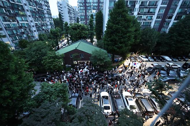 미국, 일본 등 여러 외신이 한국 제9회 전국동시지방선거 16개 시·도 광역단체장 선거를 주목했다. 사진은 4일 투표용지 부족으로 투표시간이 연장된 서울 송파구 잠실7동 제2투표소를 보수성향 시민들이 에워싼 채 '부정선거' 구호를 외친 모습. /사진=뉴시스(공동취재)