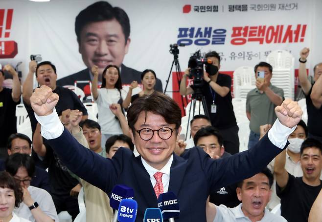 유의동 국민의힘 경기 팽택시을 국회의원 후보가 4일 오전 경기 평택시 안중읍에 위치한 선거사무소에서 당선이 확실시 되자 환호하고 있다. / 사진=뉴시스