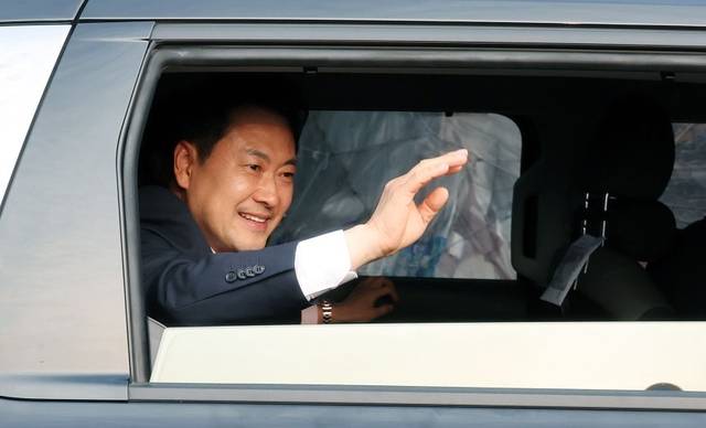 장동혁 국민의힘 대표가 4일 경기 과천 중앙선거관리위원회를 나서며 선관위 앞 지선 투표용지 부족 사태 항의 집회 현장 참가자들에게 인사를 하고 있다. 연합뉴스