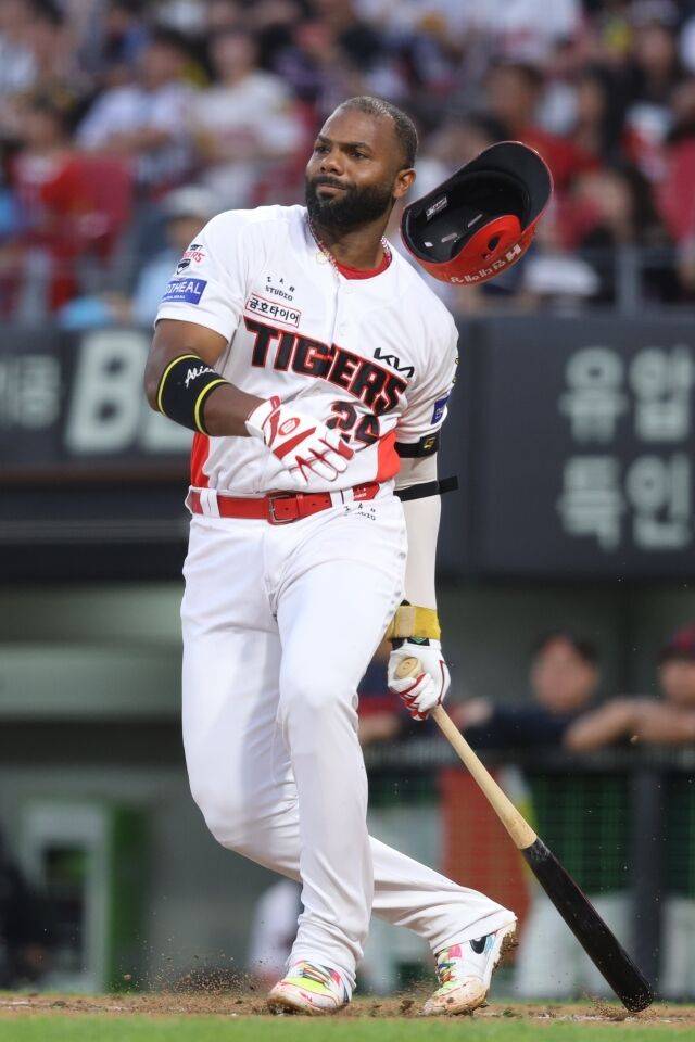 KIA 타이거즈 아데를린 로드리게스가 3일 광주 KIA챔피언스필드에서 열린 롯데 자이언츠전서 타격하고 있다./KIA 타이거즈 제공