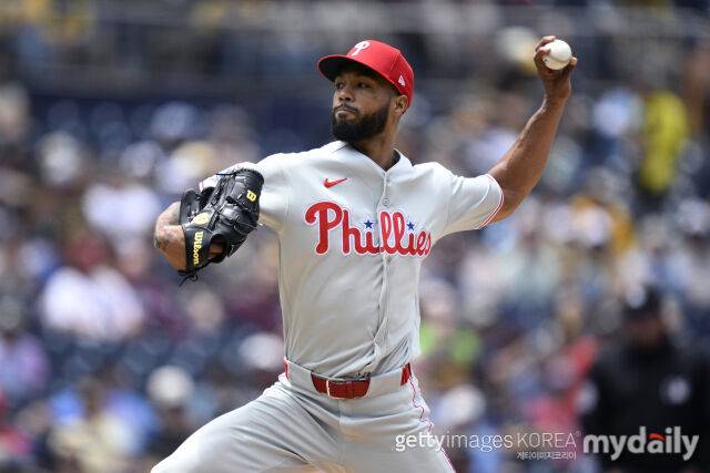MLB 필라델피아 필리스 투수 크리스토페르 산체스는 4일(한국시간) 열린 샌디에이고 파드리스와 홈 경기에 선발 등판해 7이닝 1실점했다. 그는 연속 무실점 기록을 50.2이닝에서 마감했다./게티이미지코리아
