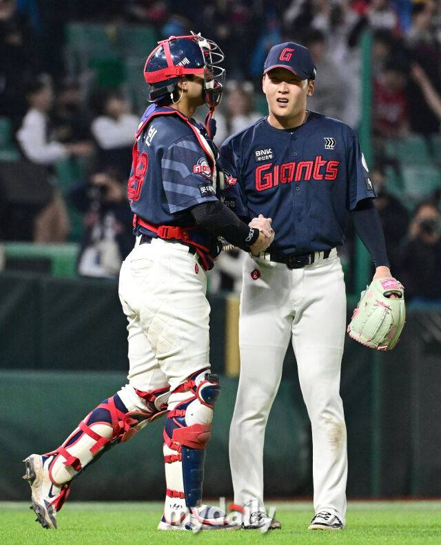 2026년 5월 1일 오후 인천 SSG랜더스필드에서 열린 '2026 신한 SOL KBO리그' 롯데 자이언츠와 SSG 랜더의 경기. 롯데가 10-7로 승리한 뒤 기뻐하고 있다./마이데일리