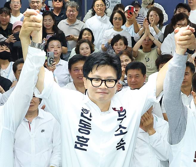 한동훈 무소속 부산 북갑 국회의원 보궐선거 후보가 4일 부산 북구 선거사무소에서 당선이 확정된 후 지지자들과 손을 맞잡고 있다. [연합]