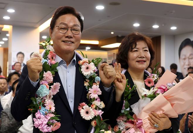 박완수 국민의힘 경남도지사 당선인과 부인 차경애 씨가 4일 오전 경남 창원시 성산구 상남동에 마련된 선거사무소에서 당선 ‘확실’ 소식에 기뻐하고 있다. [연합]