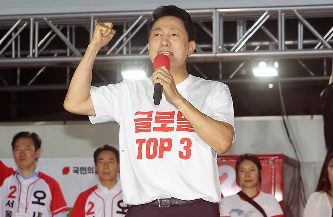 오세훈 국민의힘 서울시장 후보가 지난 2일 서울 서대문구 신촌역에서 열린 파이널 유세에서 지지를 호소하고 있다 [연합]