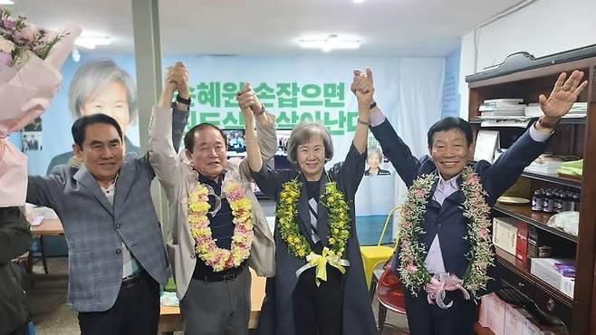 제9회 전국동시지방선거 목포시의원에 출마한 무소속 손혜원(오른쪽 2번째) 후보가 4일 당선 소식을 듣고 지지자들과 함께 기뻐하고 있다. [손혜원 당선인 측 제공]