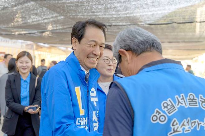 경쟁 후보 보다 낮은 득표율을 기록한 영월에서 군민들을 만나는 우상호 후보