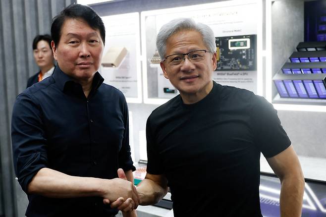 최태원(왼쪽) SK그룹 회장과 젠슨 황 엔비디아 최고경영자(CEO) [로이터]
