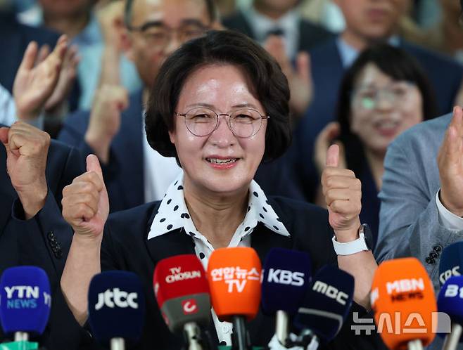[수원=뉴시스] 김종택 기자 = 추미애 더불어민주당 경기도지사 후보가 4일 오전 경기 수원시 팔달구 마라톤빌딩에 마련된 선거사무소에서 당선이 확실시 되자 소감을 밝히고 있다. (공동취재) 2026.06.04. photo@newsis.com