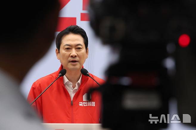 [서울=뉴시스]조성봉 기자= 장동혁 국민의힘 대표가 6·3 지방선거와 재보궐선거 본투표를 하루 앞둔 2일 오전 서울 여의도 중앙당사에서 대국민 투표 참여 호소 담화문을 발표하고 있다. 2026.06.02. suncho21@newsis.com