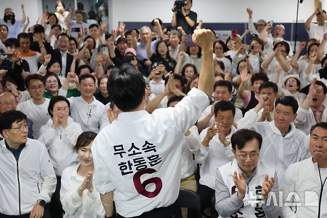 [부산=뉴시스] 권창회 기자 = 한동훈 무소속 부산 북구 갑 국회의원 후보가 4일 부산 북구 자신의 선거사무소에서 당선이 확실시 되자 지지자들에게 인사하고 있다. 2026.06.04. kch0523@newsis.com