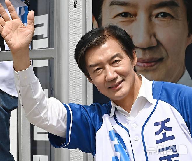 [평택=뉴시스] 김종택 기자 = 경기 평택을 국회의원 재선거에 출마한 조국 조국혁신당 후보가 지난 1일 경기 평택시 안중읍 안중시장에서 유세를 하며 지지를 호소하고 있다. 2026.06.01. jtk@newsis.com