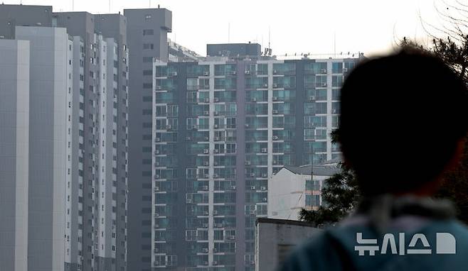 [서울=뉴시스] 최진석 기자 = 서울 아파트 전세 부족이 심화되면서 3월 들어 임대차 갱신계약 비중이 절반에 육박하는 것으로 나타났다. 1일 국토교통부 실거래가 공개 시스템을 통해 올해 1월부터 지난달 31일까지 3개월간 서울 아파트 임대차 계약 5만5890건을 분석한 결과, 이중 갱신계약은 46.73%(2만6117건)을 차지하는 것으로 나타났다.임대차 신규계약 중 월세 비중도 높아졌다. 올해 1분기 임대차 신규계약 2만8329건 중 월세 비중은 52.74%(1만4941건)으로 지난해 같은 기간 44.77% 대비 7.97%p 확대됐다.사진은 이날 서울 성북구 아파트 단지의 모습. 2026.04.01. myjs@newsis.com