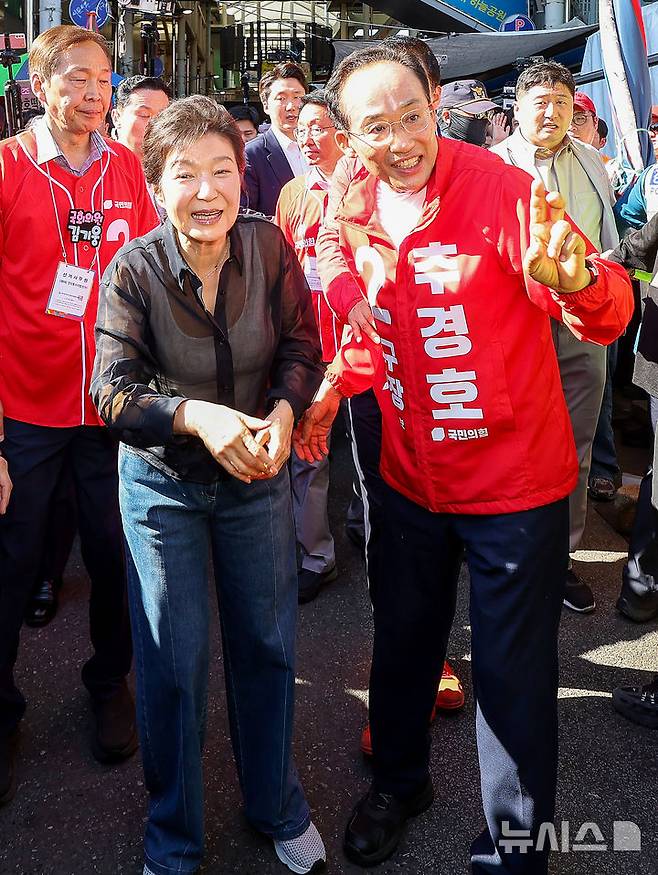 [대구=뉴시스] 이무열 기자 = 박근혜 전 대통령이 31일 오후 대구 중구 서문시장을 찾아 추경호 국민의힘 대구시장 후보 지원 유세를 하고 있다. 2026.05.31. lmy@newsis.com
