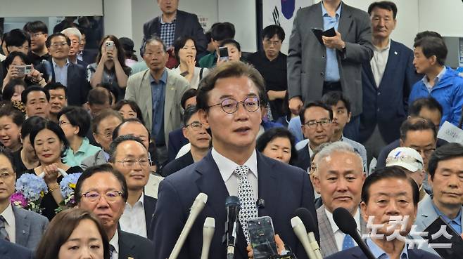 전재수 부산시장 후보가 당선 유력 분석이 나오자 캠프에서 당선 소감을 밝히고 있다. 송호재 기자