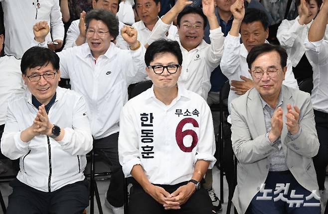 부산 북갑 국회의원 보궐선거 무소속 한동훈 후보가 3일 부산 북구 선거사무소에서 방송사 출구조사 결과를 지켜보고 있다. 부산=류영주 기자