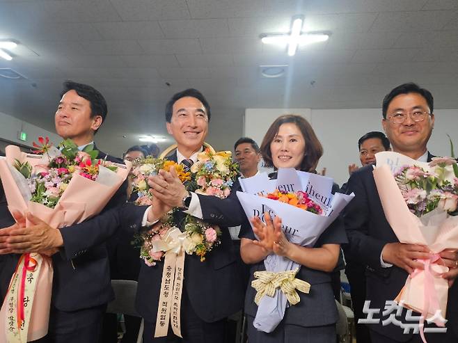 박수현 충남지사 당선인(왼쪽에서 두 번째). 인상준 기자