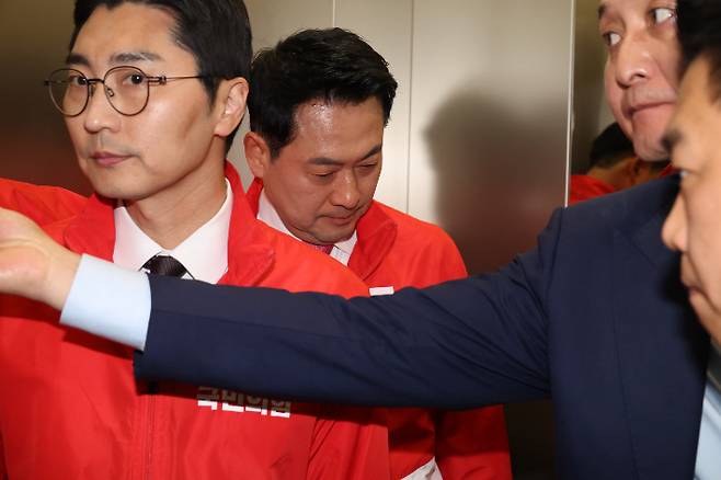 장동혁 국민의힘 상임선거대책위원장이 3일 서울 여의도 중앙당사 개표 상황실에서 제9회 전국동시지방선거 및 6.3 국회의원 재보궐선거 방송사 출구조사 결과를 지켜본 뒤 집무실로 가기위해 엘리베이터를 타고 있다. 윤창원 기자
