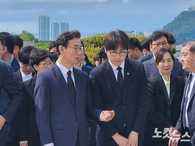 지난 4월 부산 민주공원 충혼탑 참배에 참석한  전재수 더불어민주당 부산시장 후보와 하정우 후보가 대화를 나누고 있다. 정혜린 기자
