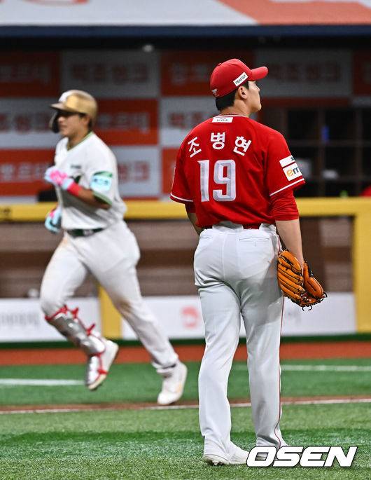 [OSEN=고척, 박준형 기자] 프로야구 키움 히어로즈가 짜릿한 끝내기 승리를 거뒀다.&nbsp;키움은 19일 서울 고척스카이돔에서 열린 ‘2026 신한은행 SOL Bank KBO리그’ SSG 랜더스와의 경기에서 7-6으로 승리했다. 최근 2연승 행진이다.9회말 SSG 마무리 투수 조병현이 키움 김웅빈에게 끝내기 홈런 허용한뒤 아쉬워하고 있다 .   2026.05.19 / soul1014@osen.co.kr