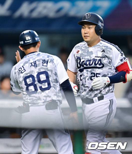 [OSEN=잠실, 박준형 기자] 4일 서울 잠실야구장에서 ‘2026 신한 SOL Bank KBO리그’ 두산 베어스와 한화 이글스의 경기가 열렸다.이날 홈팀 두산은 잭로그를, 방문팀 한화는 화이트를 선발로 내세웠다.2회말 1사 두산 양의지가 선취 솔로홈런을 날리고 홈을 밟고 있다.    2026.06.04 / soul1014@osen.co.kr