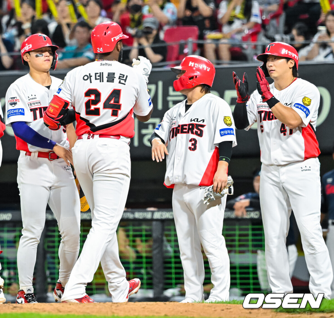 [OSEN=광주, 민경훈 기자] 4일 광주-기아 챔피언스필드에서 2026 신한 SOL KBO 리그 KIA 타이거즈와 롯데 자이언츠의 경기가 열렸다.이날 KIA는 시라카와, 롯데는 박세웅을 선발로 내세웠다.5회말 무사 주자 만루 KIA 아데를린이 좌월 만루 홈런을 때린 후 홈을 밟으며 김도영 김선빈 나성범에게 축하를 받고 있다. 2026.06.04 / rumi@osen.co.kr