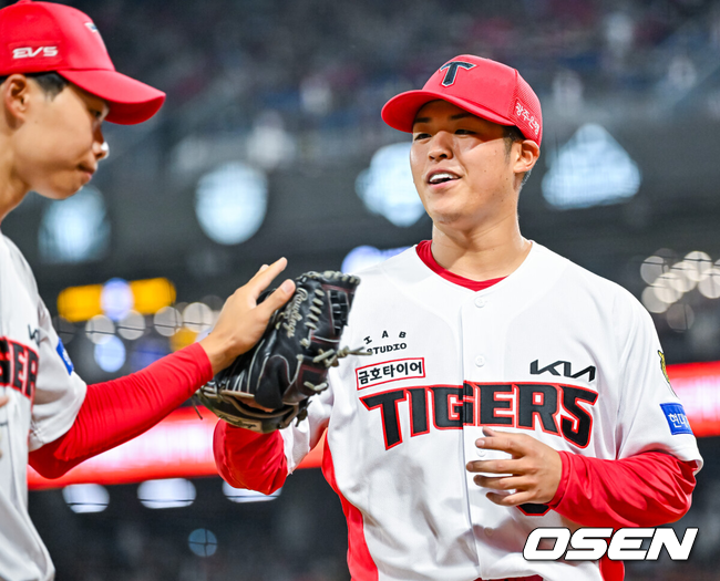 [OSEN=광주, 민경훈 기자] 4일 광주-기아 챔피언스필드에서 2026 신한 SOL KBO 리그 KIA 타이거즈와 롯데 자이언츠의 경기가 열렸다.이날 KIA는 시라카와, 롯데는 박세웅을 선발로 내세웠다.5회초를 마친 KIA 선발 시라카와가 덕아웃으로 향하며 기뻐하고 있다. 2026.06.04 / rumi@osen.co.kr
