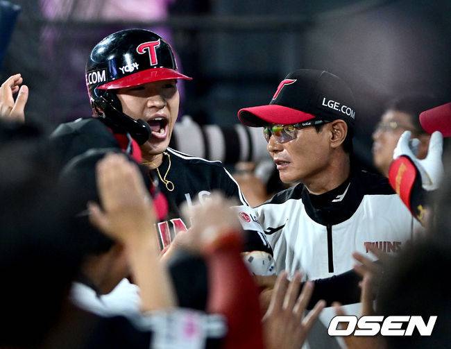 [OSEN=수원, 최규한 기자] 4일 수원 KT위즈파크에서 ‘2026 신한 SOL Bank KBO리그’ KT 위즈와 LG 트윈스의 경기가 열렸다. 7회초 1사 2루 상황 LG 오스틴 타석 때 상대 견제 송구 실책과 포구 실책을 틈타 홈으로 쇄도해 세이프 된 주자 박해민이 염경엽 감독과 기뻐하고 있다. 2026.06.04 / dreamer@osen.co.kr