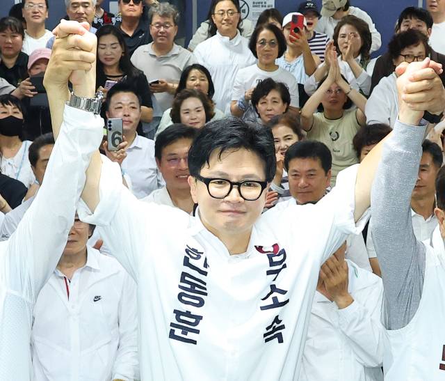 ▲무소속 한동훈 부산 북갑 국회의원 보궐선거 후보가 4일 부산 북구 선거사무소에서 당선이 확정된 후 손을 맞잡고 있다. ⓒ연합뉴스