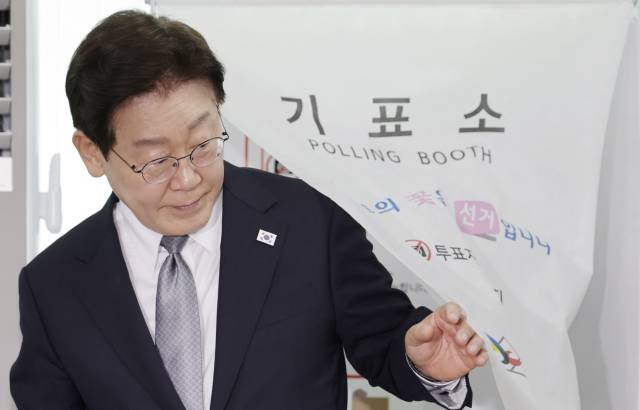 ▲이재명 대통령이 제9회 전국동시지방선거 사전투표 첫날인 29일 서울 종로구 삼청동 주민센터에 마련된 사전투표소에서 투표를 마친 뒤 기표소에서 나오고 있다. ⓒ연합뉴스