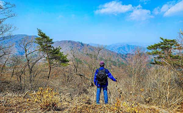 왕두산 정상에서 바라보는 왼쪽 각화산과 오른쪽 태백산.