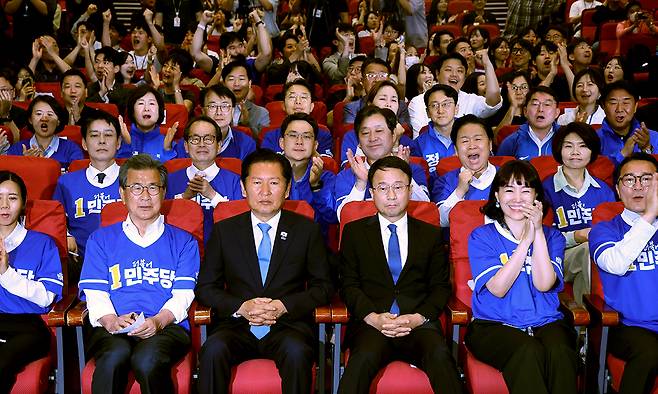 정청래 더불어민주당 총괄상임선대위원장과 위원들이 3일 오후 서울 여의도 국회 의원회관에 마련된 개표 상황실에서 제9회 전국동시지방선거 출구조사 결과 발표를 시청하고 있다. 뉴시스