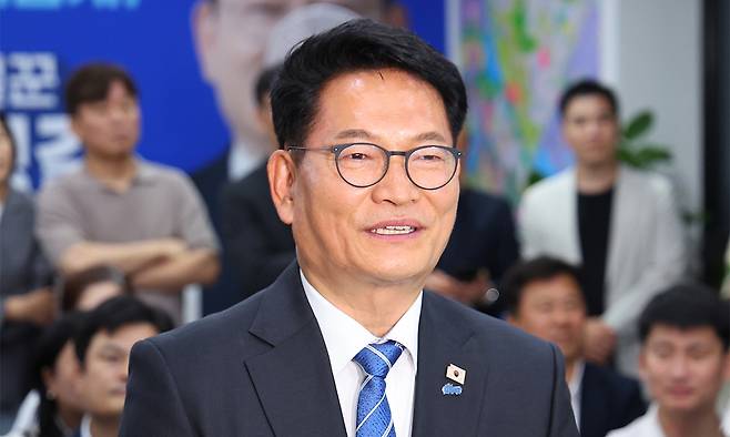 송영길 더불어민주당 인천 연수갑 국회의원 보궐선거 후보가 4일 인천 연수구 선거사무소에서 당선이 확실시 되자 소감을 밝히고 있다. 공동취재사진