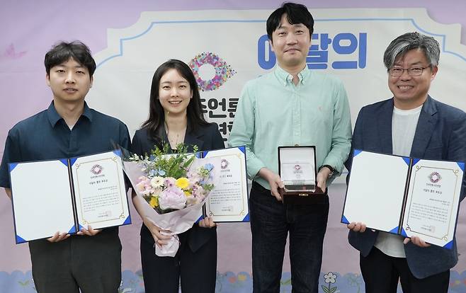 28일 서울 종로구 민주언론시민연합 사무실에서 열린 ‘이달의 좋은 보도상’ 시상식에서 ‘사각의 사각’ 보도로 수상한 세계일보 탐사보도2팀 백준무(오른쪽 두번째)·이예림·최우석 기자가 김현식(오른쪽) 민주언론시민연합 상임공동대표와 기념촬영을 하고 있다. 유희태 기자