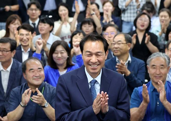 더불어민주당 우상호 강원특별자치도지사 후보가 4일 춘천시 더불어민주당 강원도당에서 당선이 확실시된 뒤 밝게 웃고 있다. 2026.6.4. 연합뉴스