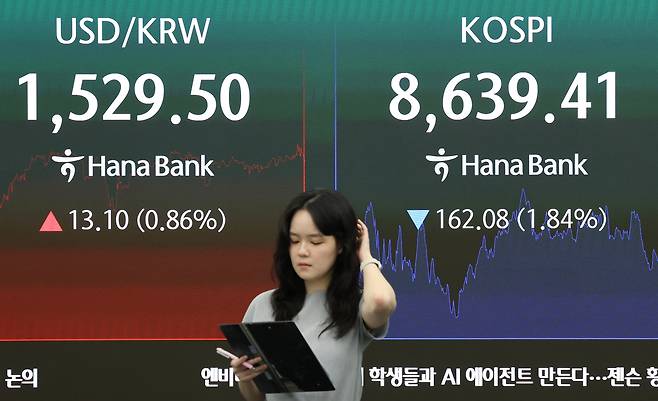 4일 오후 서울 중구 하나은행 딜링룸 현황판에 코스피와 원·달러 환율이 표시되고 있다. 이날 코스피는 전장보다 162.08포인트(1.84%) 내린 8639.41에 장을 마치며 지난달 28일 이후 처음으로 하락 마감했다. 연합뉴스