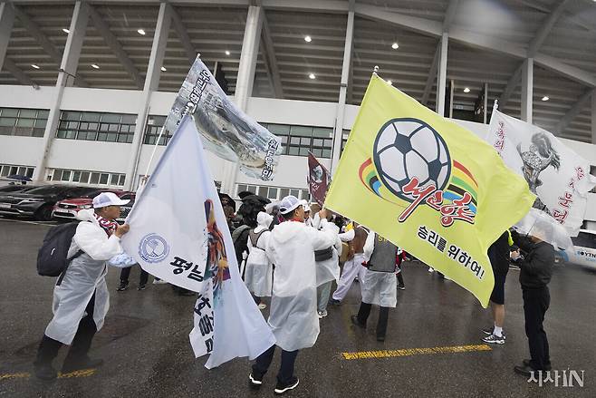 5월20일 수원FC 위민과 내고향여자축구단의 2025-2026 AFC 여자 챔피언스리그(AWCL) 준결승전을 앞두고 남북 공동응원단이 응원 연습을 하고 있다. ⓒ시사IN 이명익