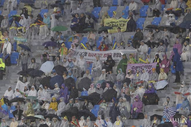 5월20일 남북 공동응원단이 폭우 속에서 수원FC 위민과 내고향여자축구단을 응원하고 있다. ⓒ시사IN 이명익
