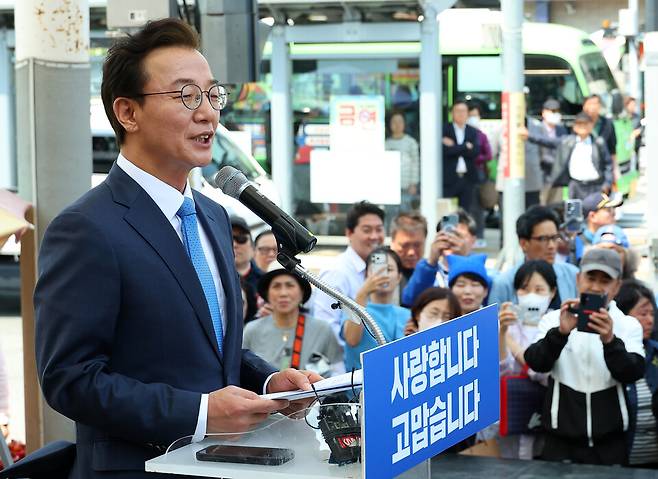 부산시장에 출마하는 전재수 더불어민주당 의원(북구갑)이 4월27일 오후 부산 북구 구포시장을 찾아 시민들에게 감사 인사를 하고 있다. 전 의원은 구포시장이 있는 북구갑에서 3선 의원을 지냈다. ⓒ연합뉴스