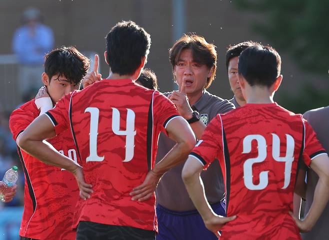 홍명보 축구대표팀 감독이 4일 엘살바도르와의 평가전에서 하이드레이션 브레이크 중 선수들에게 작전 지시를 하고 있다. 연합뉴스