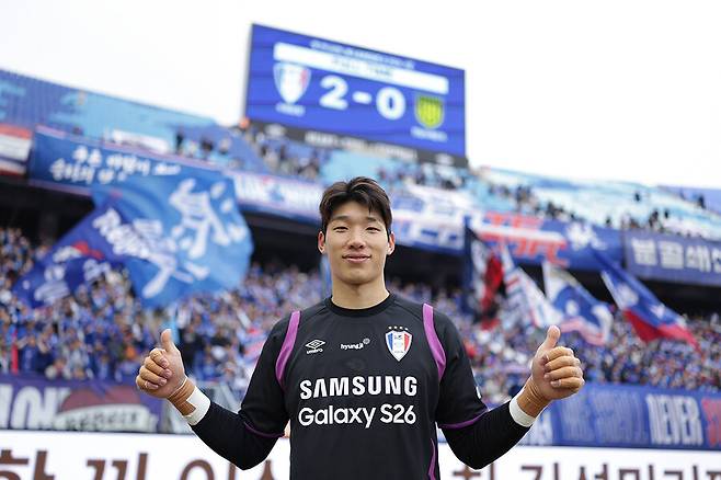 ▲ 수원삼성이 골키퍼 김준홍 완전 이적을 확정했다. K리그2 유일한 0점대 실점률 골키퍼라 수원의 승격 도전에 꾸준히 기여할 예정이다. ⓒ 수원삼성