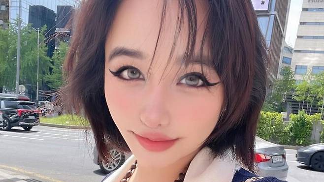 Three months after 2NE1s Park Bom made waves by sniping at member Sandara Park, the groups leader has spoken out.On March 3, Park Bom posted two photos on her personal account with the caption, Im blowing in the wind. In the photos, he wore a black sleeveless outfit and looked at the camera.Fans at home and abroad were interested in her daily life as she hasnt been active on her account lately.Park Bom has been focusing on her recovery after temporarily suspending her activities due to health issues in August last year. At the time, her agency, D Nation Entertainment, explained that she was told by medical staff that she needed to rest and stabilize. Since then, she has been intermittently sharing her daily life and communicating with her fans.After Sandara Park unfollowed Park Bom with an explanation, sparking speculation of a feud between the two, Sandara Park posted a group photo on her personal account last month celebrating the 17th anniversary of 2NE1s debut with Park Bom, putting an end to the speculation. Now that Park Bom is back in the spotlight after a long break and clarification process, all eyes are on her future endeavors.