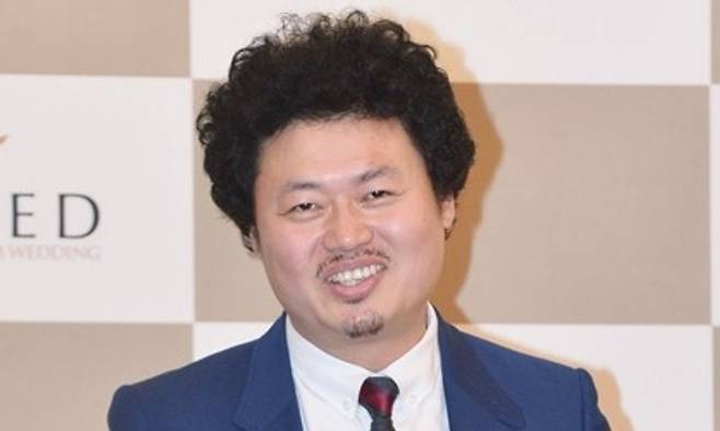 Comedian Yoon Taek Yoon revealed his desperate longing for his deceased parents.On February 2, Yoon shared a picture of his parents on oxygen on his account.After both of them passed away, I sometimes feel like I have nowhere to lean on when things get tough, he said, adding, I miss my dad and mom so much, and I also feel sorry for them.Yoon Taek said, Nothing is permanent in the world. Nothing in the world is forever, not my parents, not my health, not my happiness, and not my current unhappiness. I want you to tell your loved ones you love them more when they are around, hug them, express them, and be with them. Because one day we will only see each other in longing. He also left a warm message. Finally, he posted a photo of himself breaking down in tears, saying, Im crying again, leaving viewers heartbroken.Appearing on tvNs You Quiz on the Block, which aired on the 25th of the same month, he revealed for the first time that his father was battling hepatobiliary cancer, saying, I dont have much time left. Every time I see him, its so hard and its hard to hold back the tears, he said, causing heartbreak. He broke down, saying, Nothing lasts forever, and he wants to go in peace, but theres nothing I can do about it.I think I am a Natural Person was the happiest moment in my fathers life, Yoon Taek recalled, and when he would go to restaurants, he would smile the brightest when he would boast that Yoon Taek is my son.