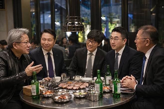젠슨 황 엔비디아 최고경영자, 최태원 SK 회장, 이해진 네이버 의장, 구광모 LG 회장,  정의선 현대차 회장(왼쪽부터)이 삼겹살과 소주를 놓고 대화하는 모습을 상상해 인공지능 챗GPT로 생성한 이미지.