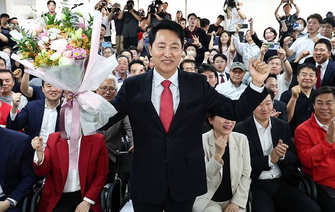 6·3 지방선거에서 당선된 오세훈 국민의힘 서울시장 후보가 6월 4일 서울 종로구 선거사무소에서 꽃다발을 들고 지지자들의 환호에 답하고 있다. 뉴스1