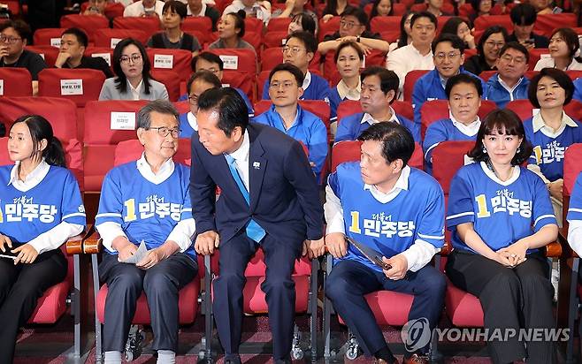 출구조사 결과 발표 지켜본 뒤 이동하는 정청래 위원장 (서울=연합뉴스) 더불어민주당 정청래 총괄상임선거대책위원장이 3일 국회 의원회관에 마련한 제9회 전국동시지방선거·국회의원 재보궐선거 개표상황실에서 출구조사 결과를 지켜본 뒤 사무실로 이동하고 있다. 2026.6.3 [국회사진기자단] photo@yna.co.kr