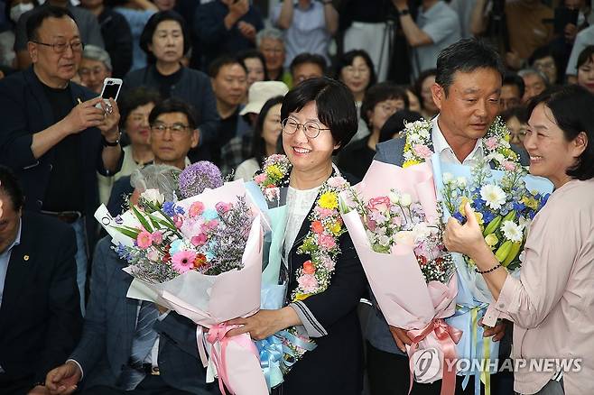 활짝 웃는 고의숙 제주도교육감 후보 (제주=연합뉴스) 6·3 지방선거일인 3일 오후 당선이 확실시되는 고의숙 제주도교육감 후보가 꽃다발을 받으며 환하게 웃고 있다. 2026.6.3 [제주도사진기자회] atoz@yna.co.kr