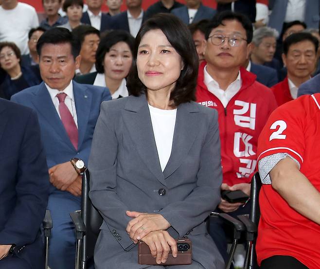 출구조사 지켜보는 이진숙 후보 [촬영 김현태]