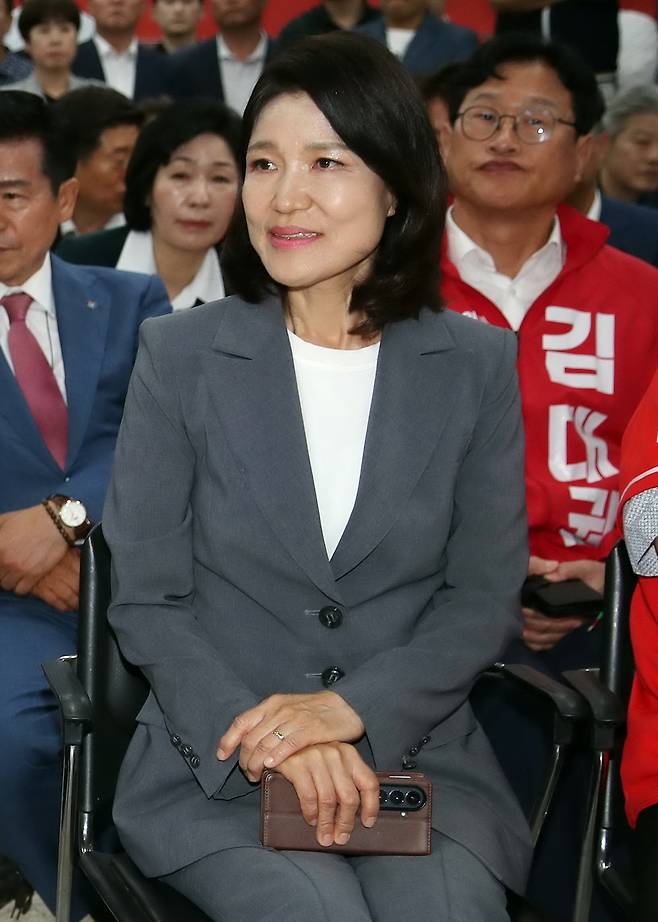 출구조사 지켜보는 이진숙 [촬영 김현태]